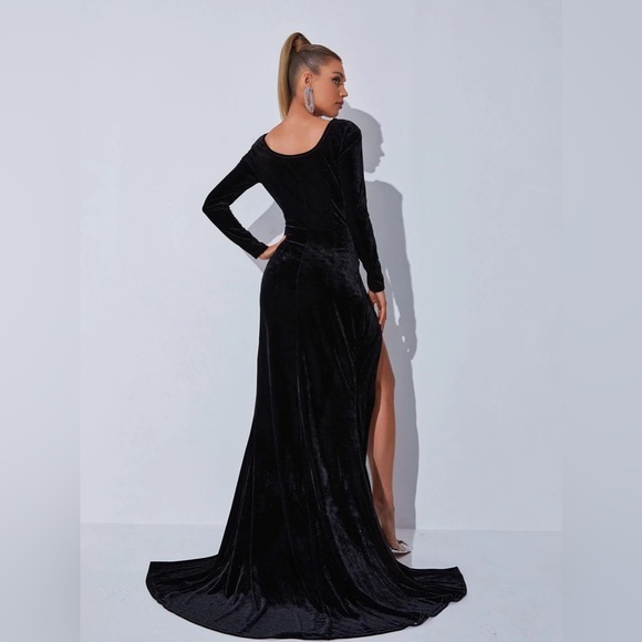 Mew Mews Long Sleeve Velvet Black Gown - Picture 5 of 6